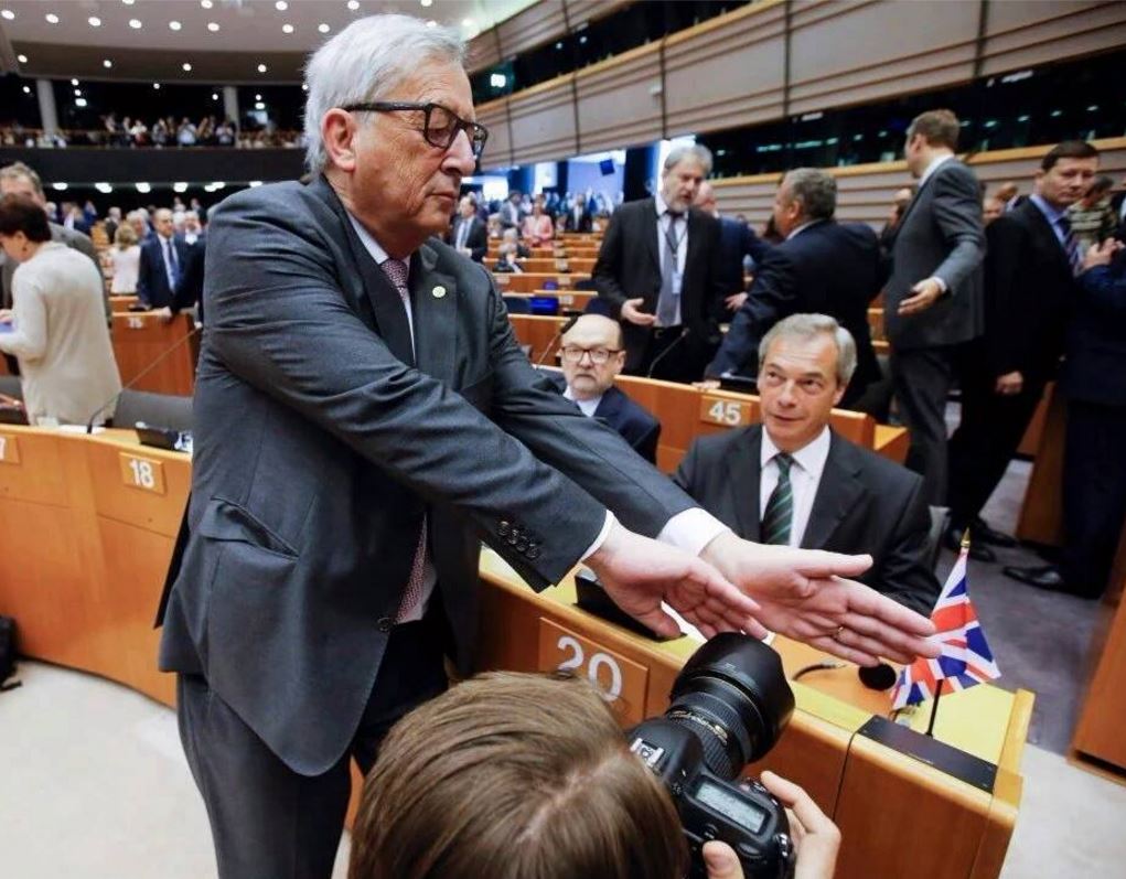 Juncker se pokouší zabránit fotografovi, aby zachytil Nigela Farrage