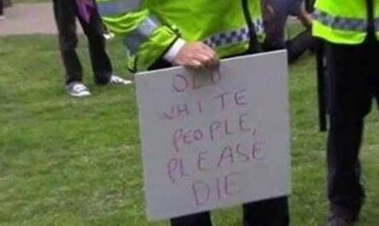 Starší běloši, prosím, zemřete. Transparent z demonstrace proti brexitu zabavený policií