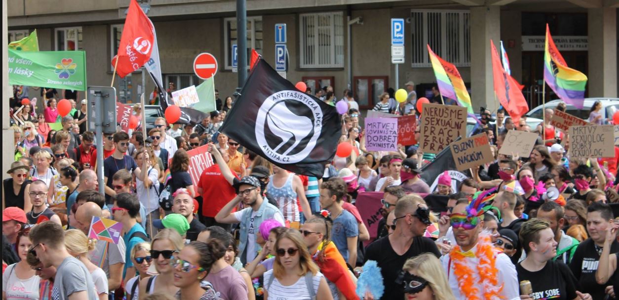 Prague Pride: Přehlídka levicových extremistů, stánek HateFree a politická agitka