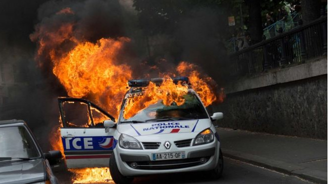Hollande v defenzivě. Policejní protesty se rozšířily i mimo Paříž