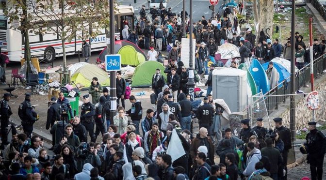 Nepokoje v Paříži: Policie vyklízí tábor obyvatel džungle z Calais