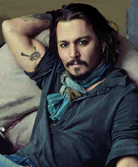 Johny Depp má lebku s "hnátami" za ní - podle Perszynského nacistický symbol