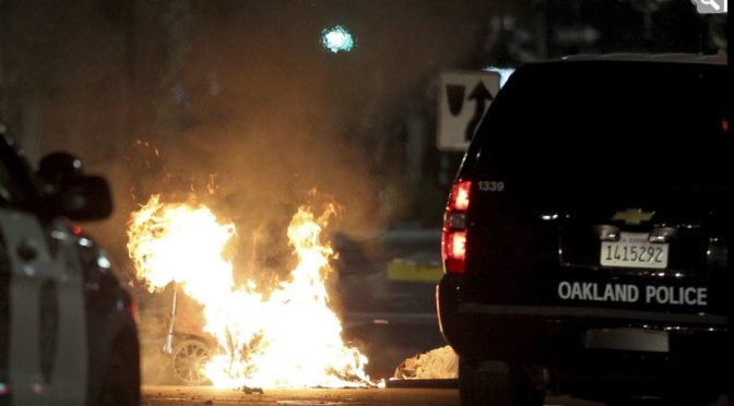 Levicoví extremisté protestují proti Trumpovi. Média jim říkají “studenti”