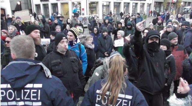 Antifa narušila pietu za zavražděnou dívku