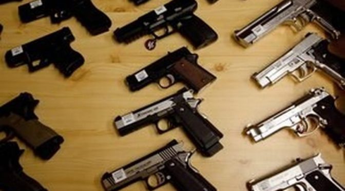 Trestných činů spáchaných legálně drženými zbraněmi je naprosté minimum, tvrdí policejní prezidium