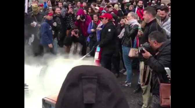 Fanoušek Trumpa uhasil oheň po demonstrantech, ti ho za to zbili (video)