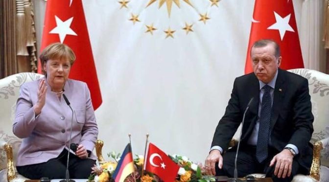 Podřízení německé kancléřky vůči Turecku. Pojem “islamistický teror” uráží muslimy