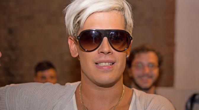 Milo Yiannopoulos byl obětí pedofilie. Média z něj udělala jejího zastáce