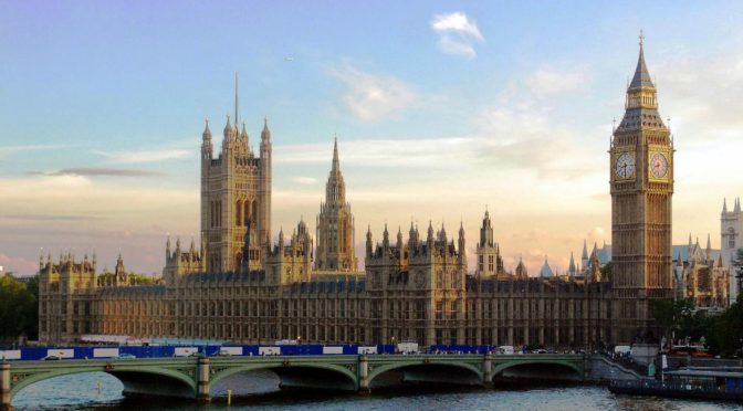 Britští poslanci chtějí zakázat Trumpovi mluvit v Parlamentu