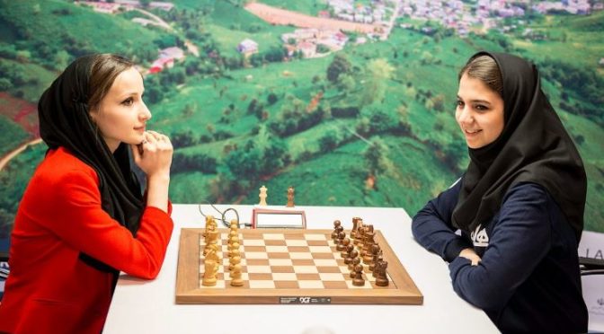 Íránské mistrovství světa v šachu: Hráčky se poslušně zahalily