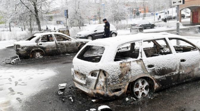 Hořící auta, zranění lidé. Ve Švédsku vrcholí protesty migrantů a levicových extremistů
