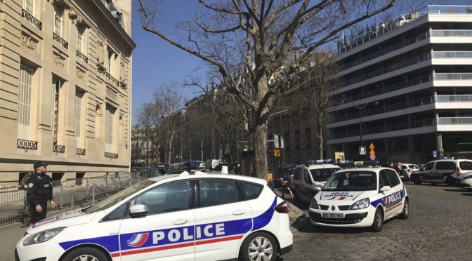 V pařížském sídle MMF explodovala bomba z obálky, na místě zranila ženu 
