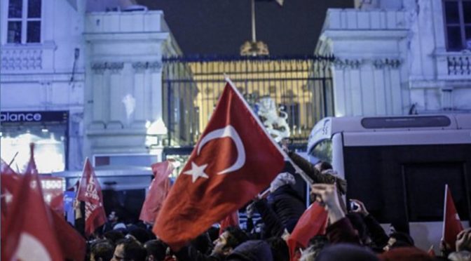 Turci při demonstraci vymačkávali “fašistické pomeranče.” Poukazovali na Nizozemce
