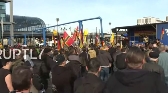 Dva tisíce lidí protestovaly v Berlíně proti Angele Merkelové