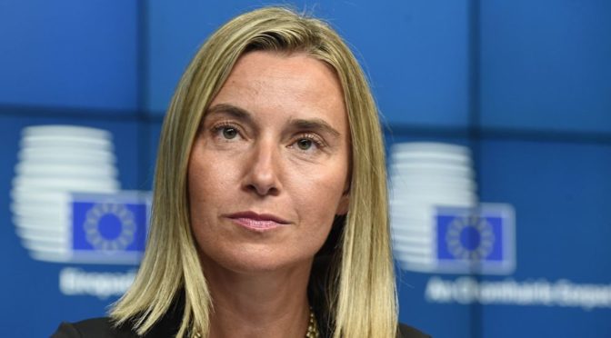 Mogherini navštívila Bělehrad. V parlamentu se setkala s tvrdým odporem (video)