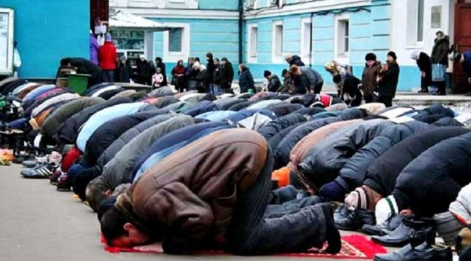 MANIPULACE České televize: Bulvární titulek o zdravém muslimském modlení