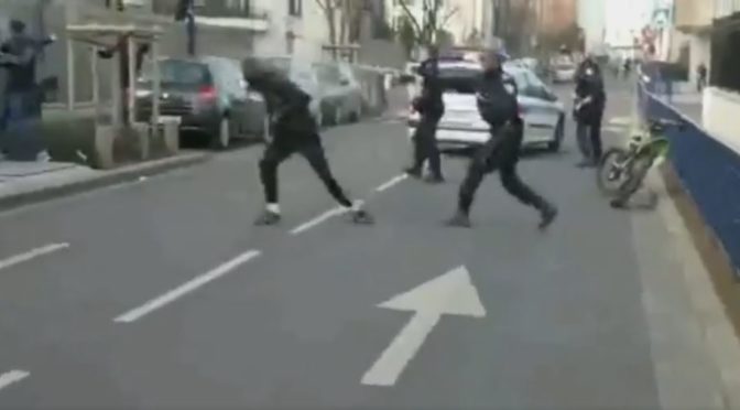 Francouzští policisté bojují proti agresorům jen slzným plynem, ukazují záběry