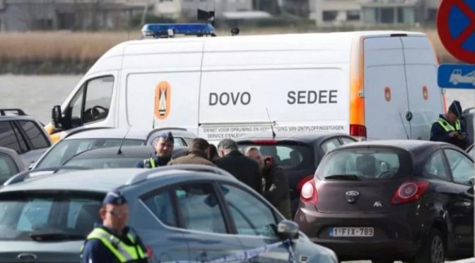 V belgických Antverpách se muž pokusil najet autem do lidí