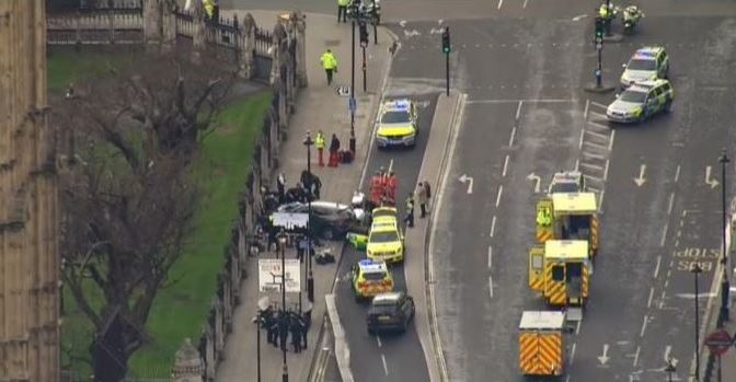 Útočník u britského parlamentu zabil 4 lidi, včetně policisty