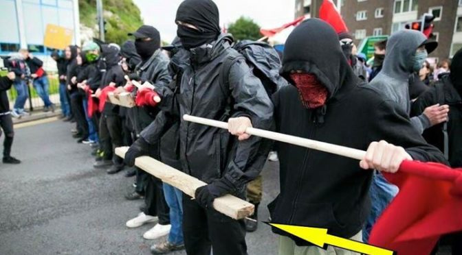 Antifa prodávala “karetní nože.” Po sdílení je stáhla 