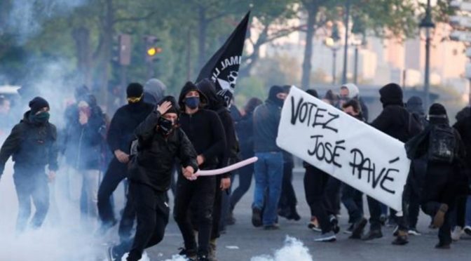 Létající předměty, útoky na policii. Francouzská levice protestovala proti výsledkům voleb