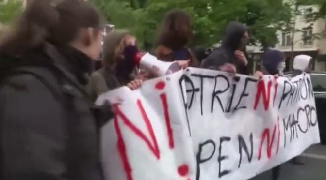Extremisté opět násilně demonstrovali proti Le Penové