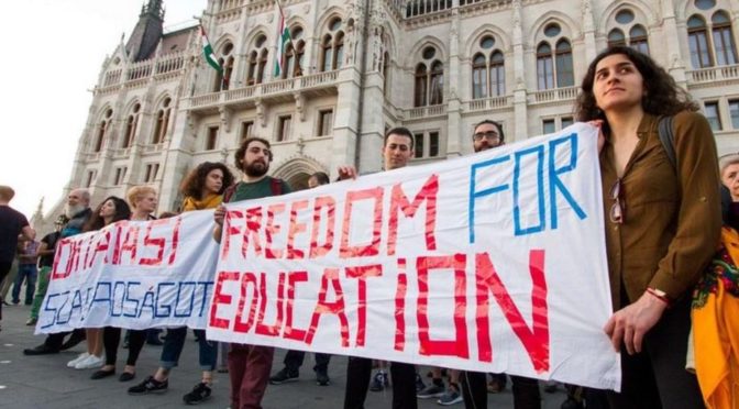 Pozvánka pro Sorosovu univerzitu do Česka porušuje zákon o vysokých školách