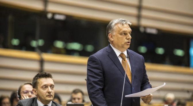 Orbán mluvil v Evropském parlamentu: Členové EU by se neměli vzdávat svých odpovědností, řekl