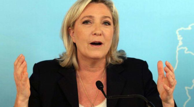 Marine Le Pen odmítla rozhovor před vlajkou EU. Chci být prezidentem Francie, ne komise, řekla