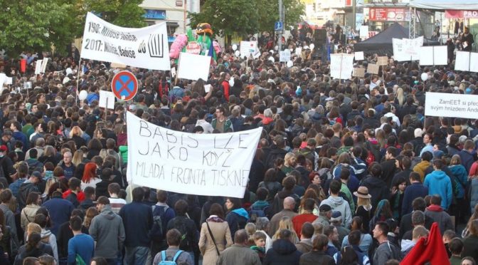 Demonstrace proti Zemanovi a Babišovi se zvrtla v předvolební agitku