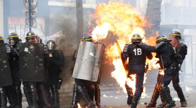 Stop fašismu, křičeli u toho. Antifa málem upálila tři policisty 