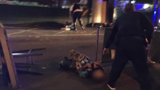 Terorismus v Londýně: Nejdříve vjela do lidí dodávka, pak přišly na řadu nože 