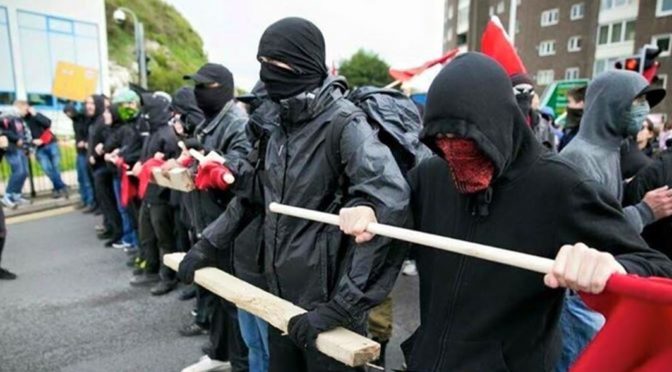 Antifa sleduje domnělé nácky, mlátí je a zařizuje výpověď z práce, přiznala se CNN