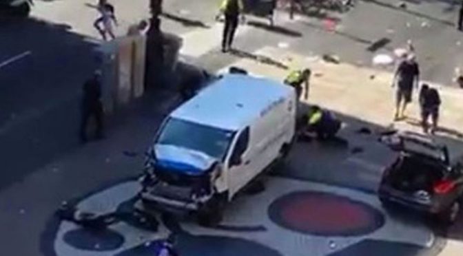 VIDEO těsně po útoku v Barceloně. Řidič dodávky zabil a zranil desítky lidí