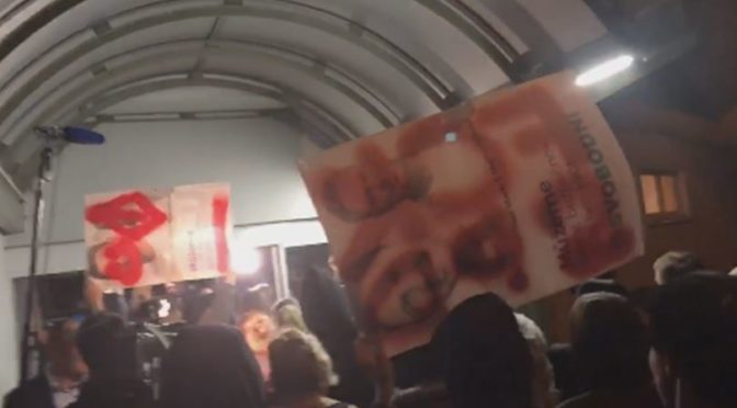 VIDEO: Vandalové zlikvidovali plakáty Svobodných a šli demonstrovat proti zvolení SPD
