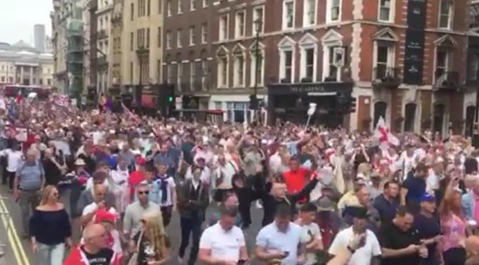 Demonstrace na podporu Tommyho Robinsona se zúčastnily desítky tisíc lidí. Od médií ignorace