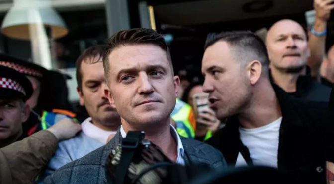 Tommy Robinson přišel o účty na sociálních sítích. Kvůli pravdě o BBC