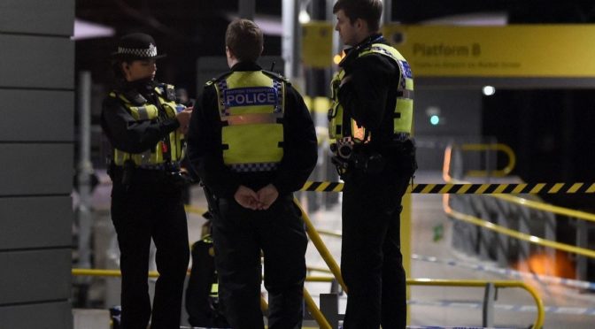 VIDEO: Muslim v Manchesteru pobodal na nádraží tři lidi, z toho jednoho policistu